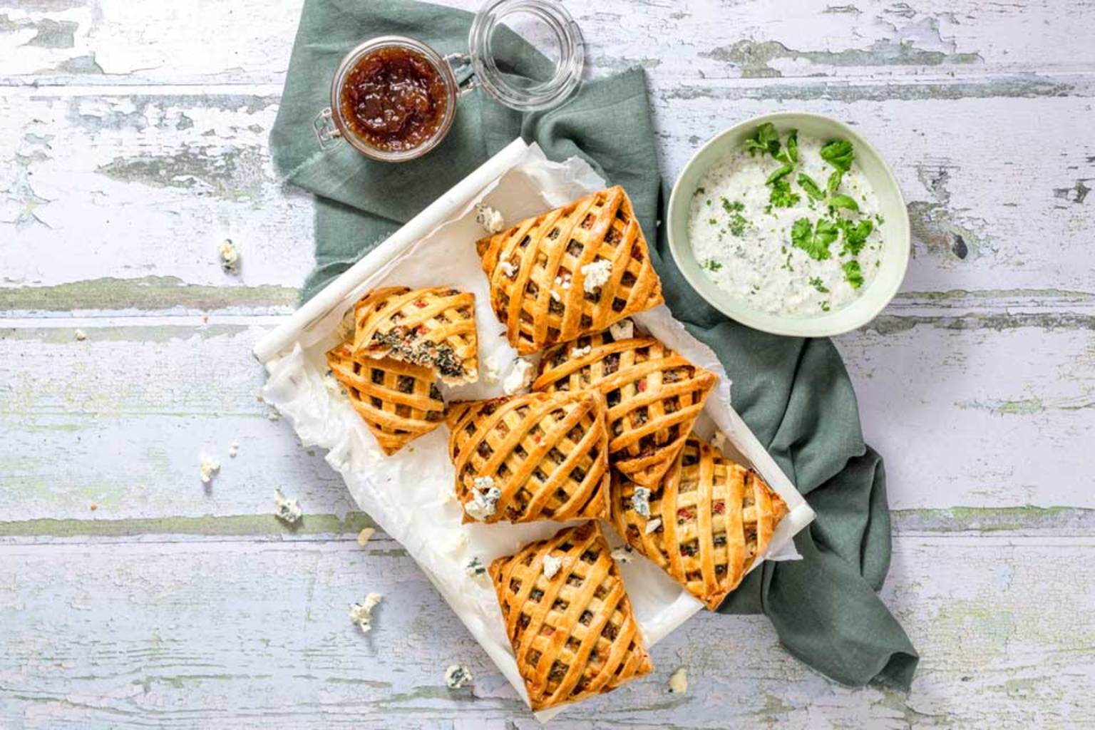 Lattice Pies mit Blauschimmelkäse: Einfaches herzhaftes Kuchenrezept ...