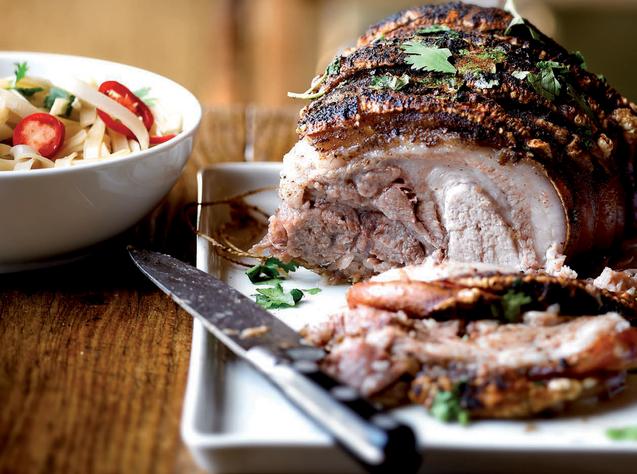 Geschmorte Schweineschulter mit Chili-Nudeln-image