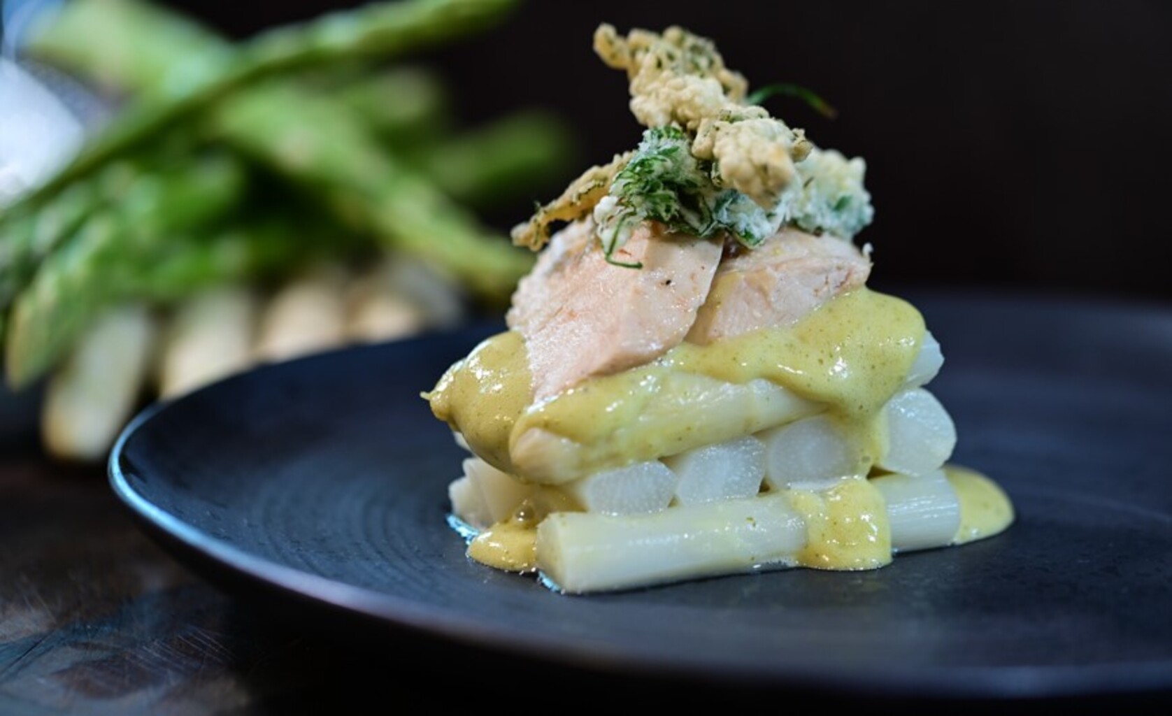 Maishühnchen mit Spargel, Petersilien-Bernaise und Kerbel Tempura ... Maishühnchen mit Spargel, Petersilien-Bernaise und Kerbel Tempura ...