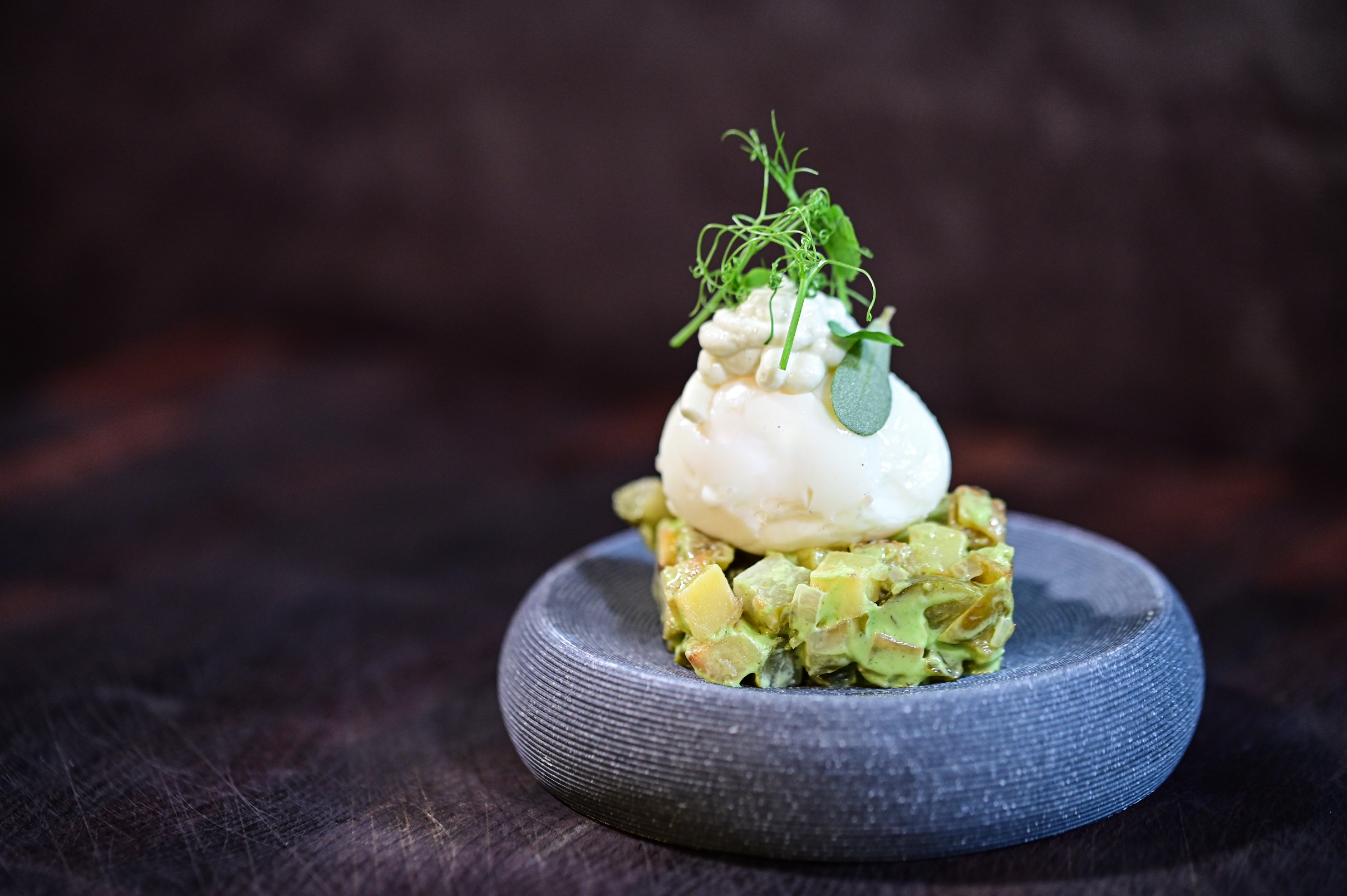 Kartoffel-Gurkensalat mit Buttermilchschaum und wachsweichem Ei ...
