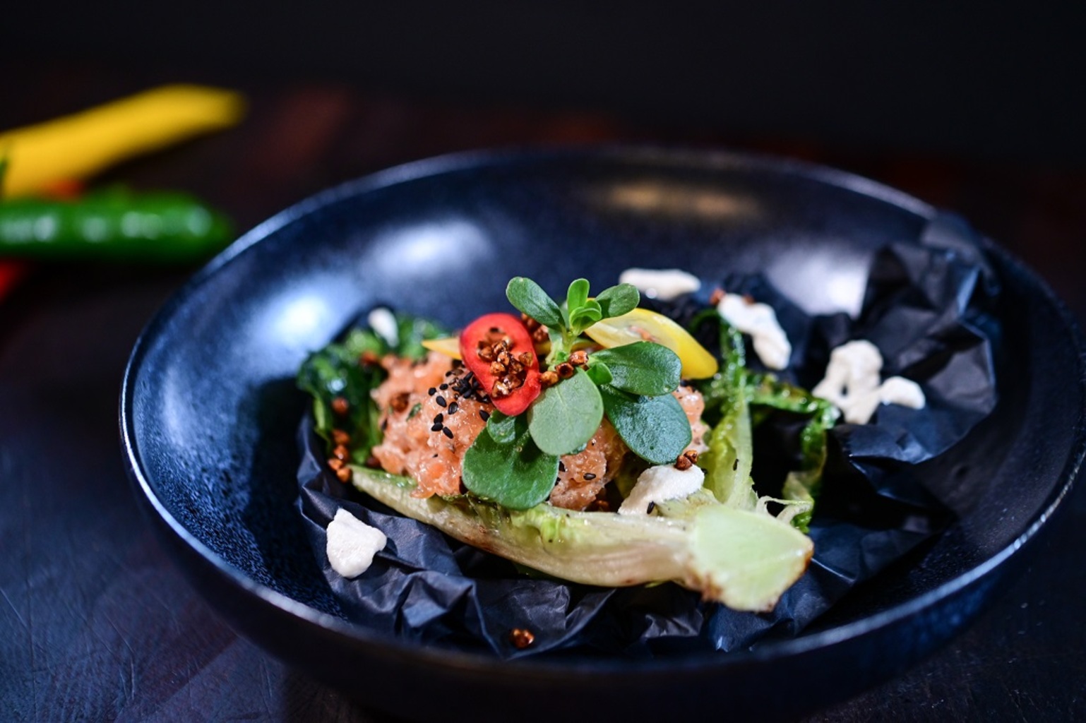 Lachs-Tatar mit geschmortem Römersalat und Cashew-Chili Creme | Kenwood ...