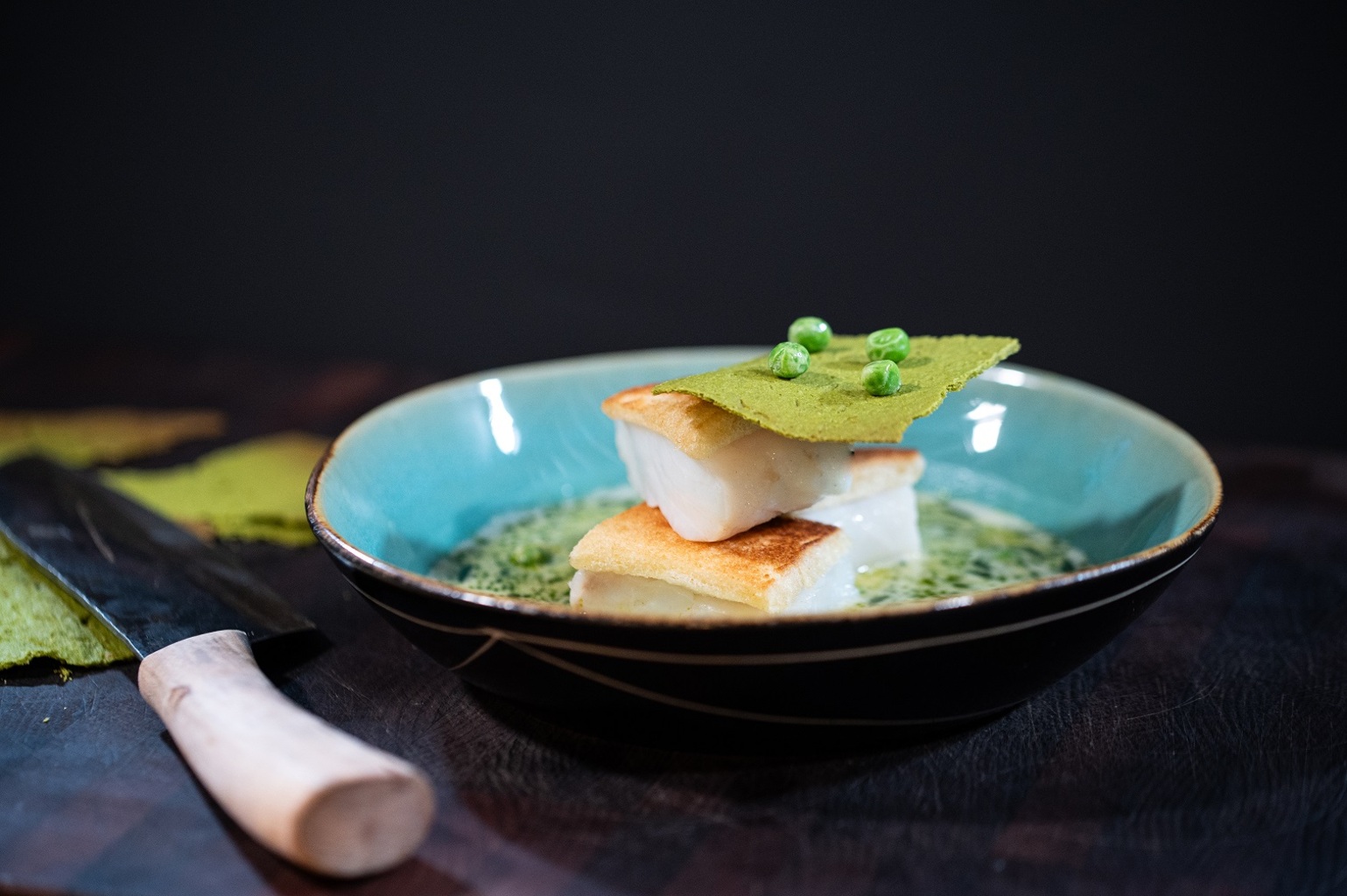Fisch in Brotkruste mit Erbsen und Kräuter-Sahne-Sauce (Beurre Blanc ...