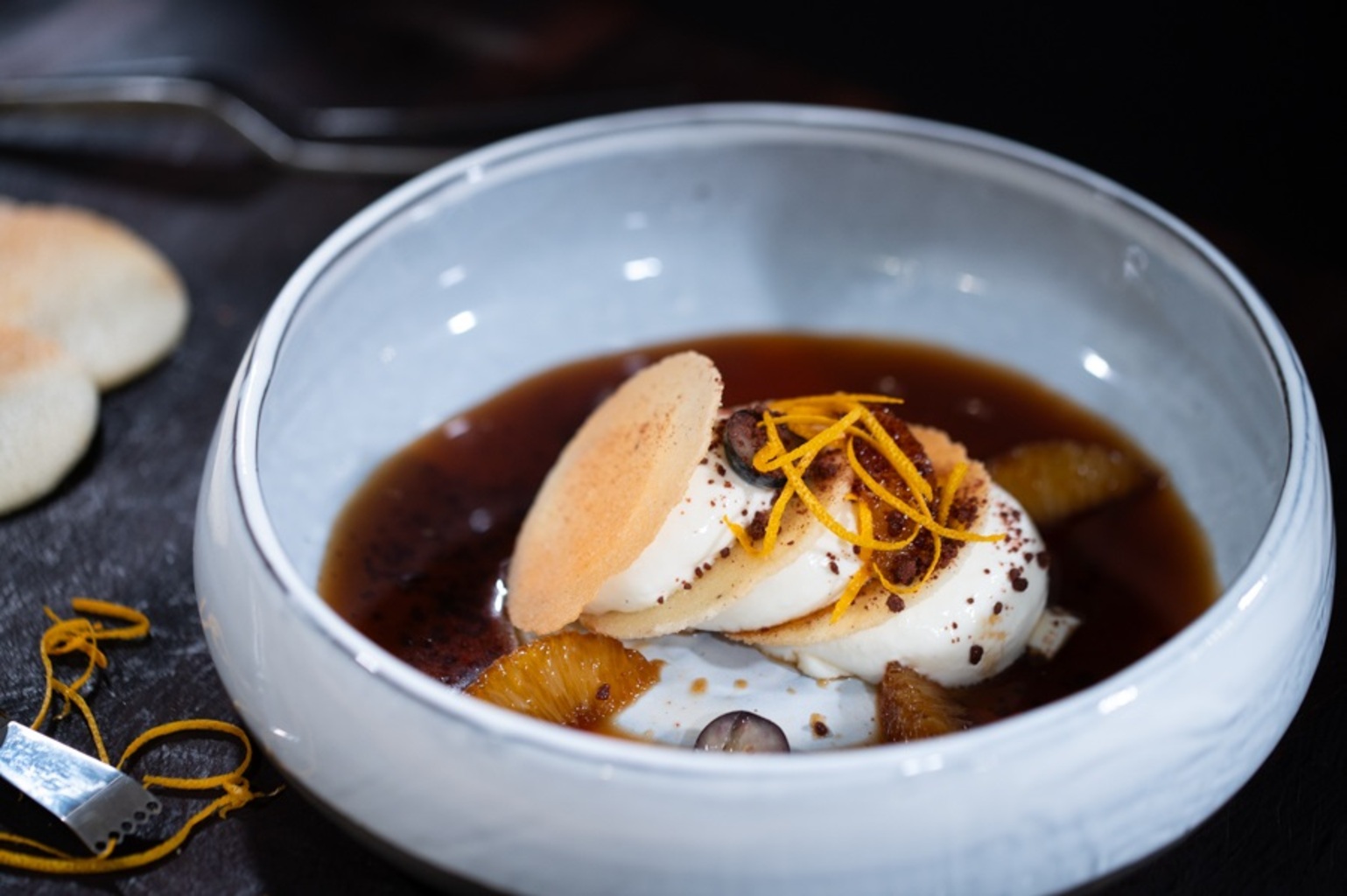Vanille-Zitronen Hippe mit Joghurt-Orangen Mousse und Schokoladenerde ...