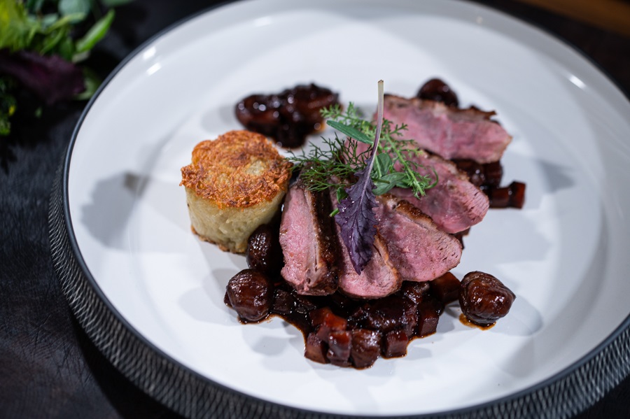 Gebratene Entenbrust mit Kartoffelknödel und Pastinaken-Maronengemüse ...