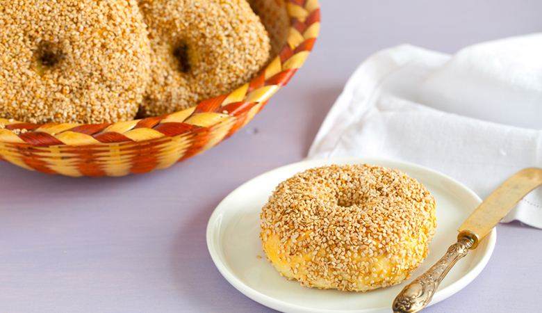 Bagel ai semi di sesamo