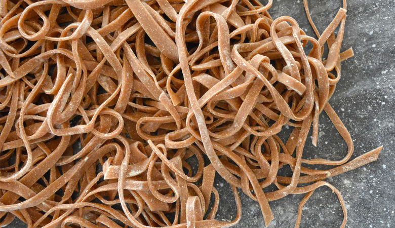 Ricetta tagliatelle di castagne con calamaretti spillo e ...