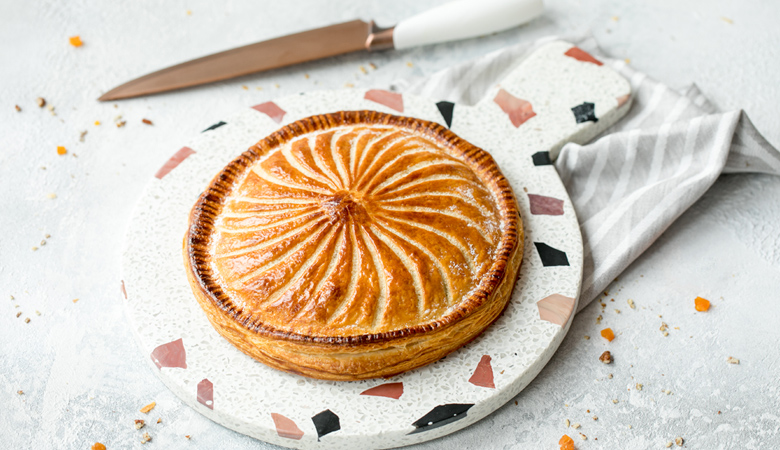 Sfoglia ripiena di frangipane e albicocche secche