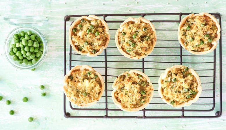 Tortini di quinoa con piselli, feta e foglie di ravanello