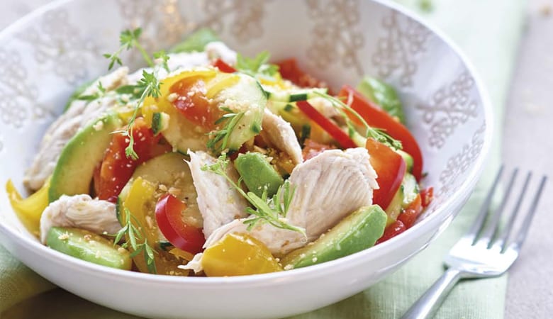 Insalata di tacchino, avocado, peperoni, cetrioli e nocciole