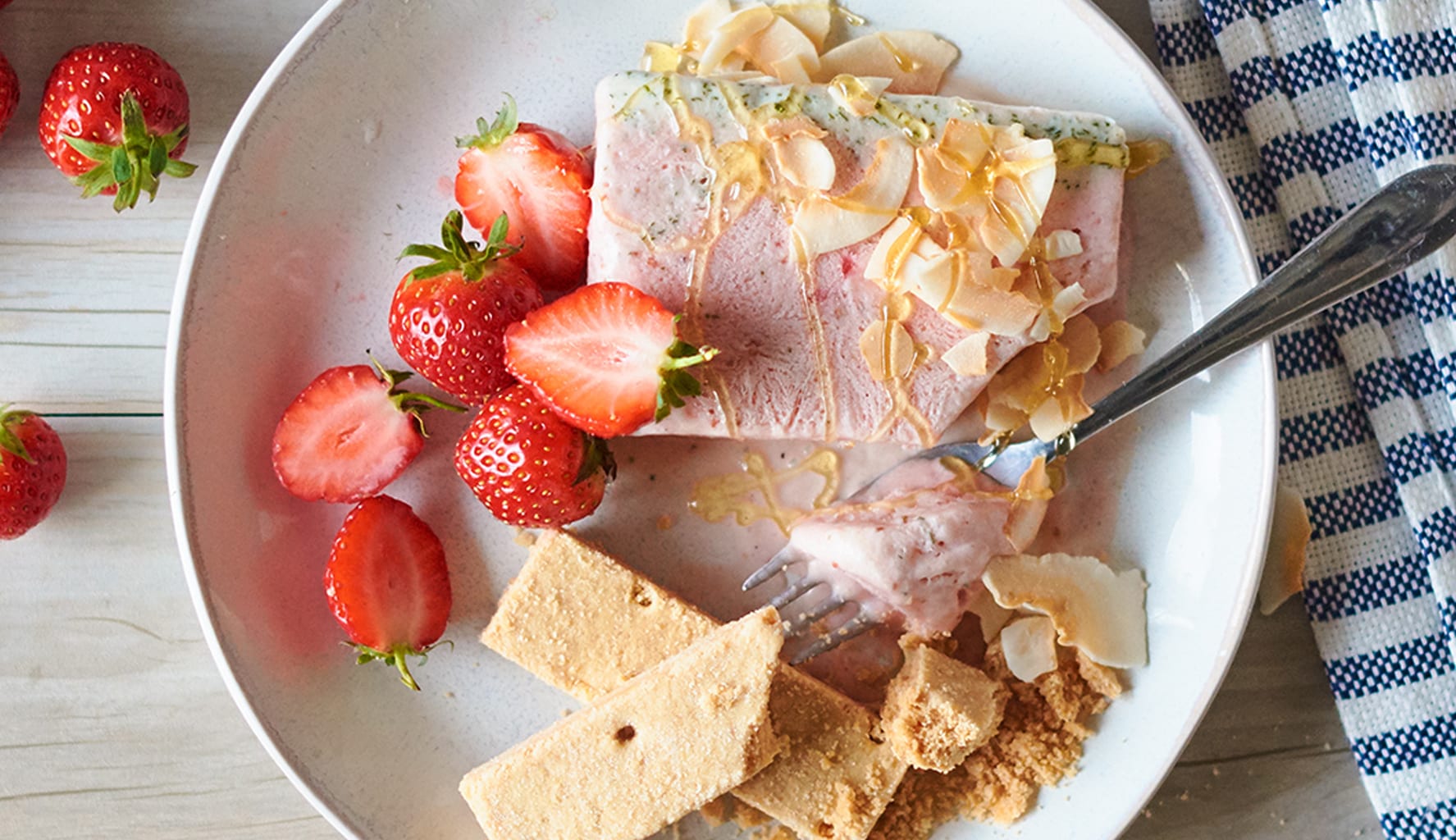 Semifreddo alle fragole con yogurt al basilico