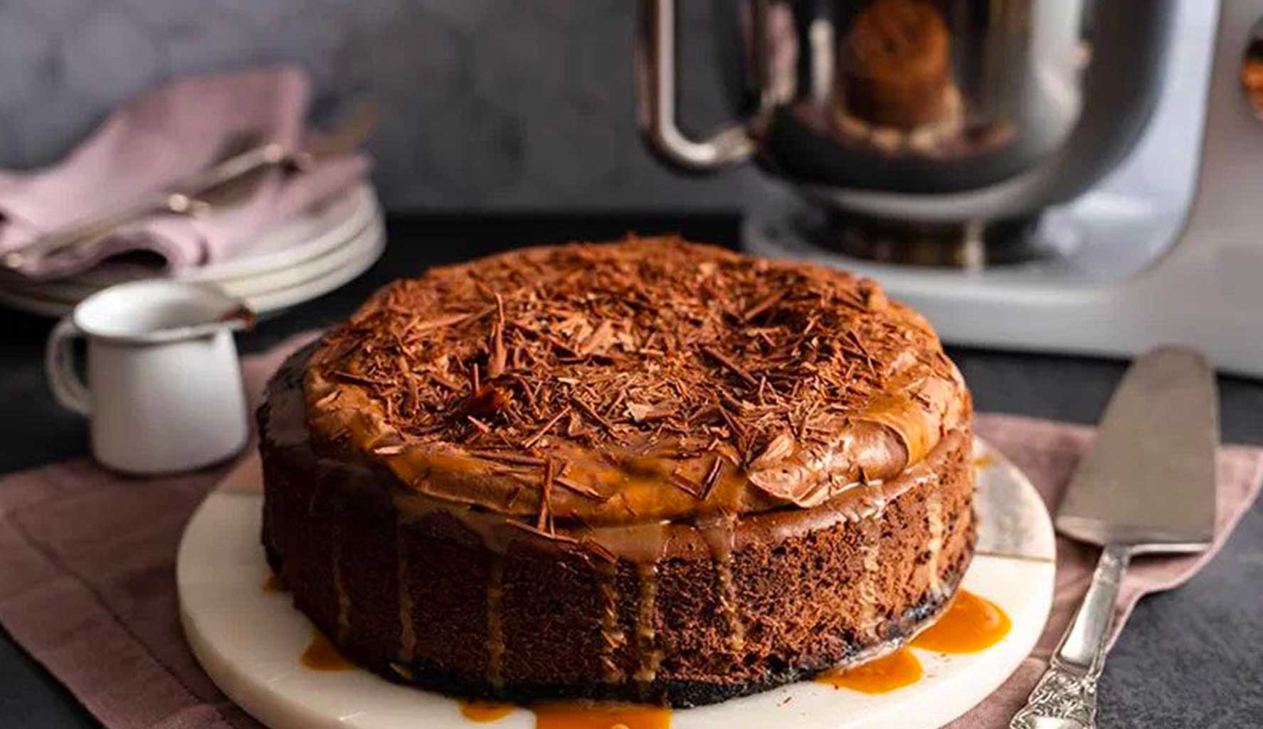 Cheesecake al cioccolato con ganache al caramello