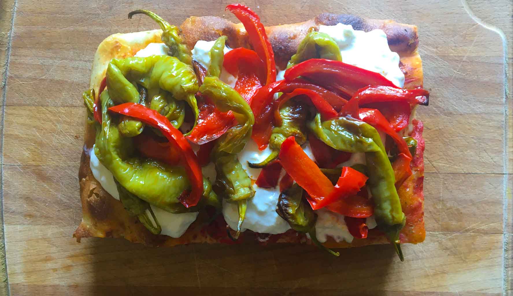 Focaccia con crema di melanzane e peperoni