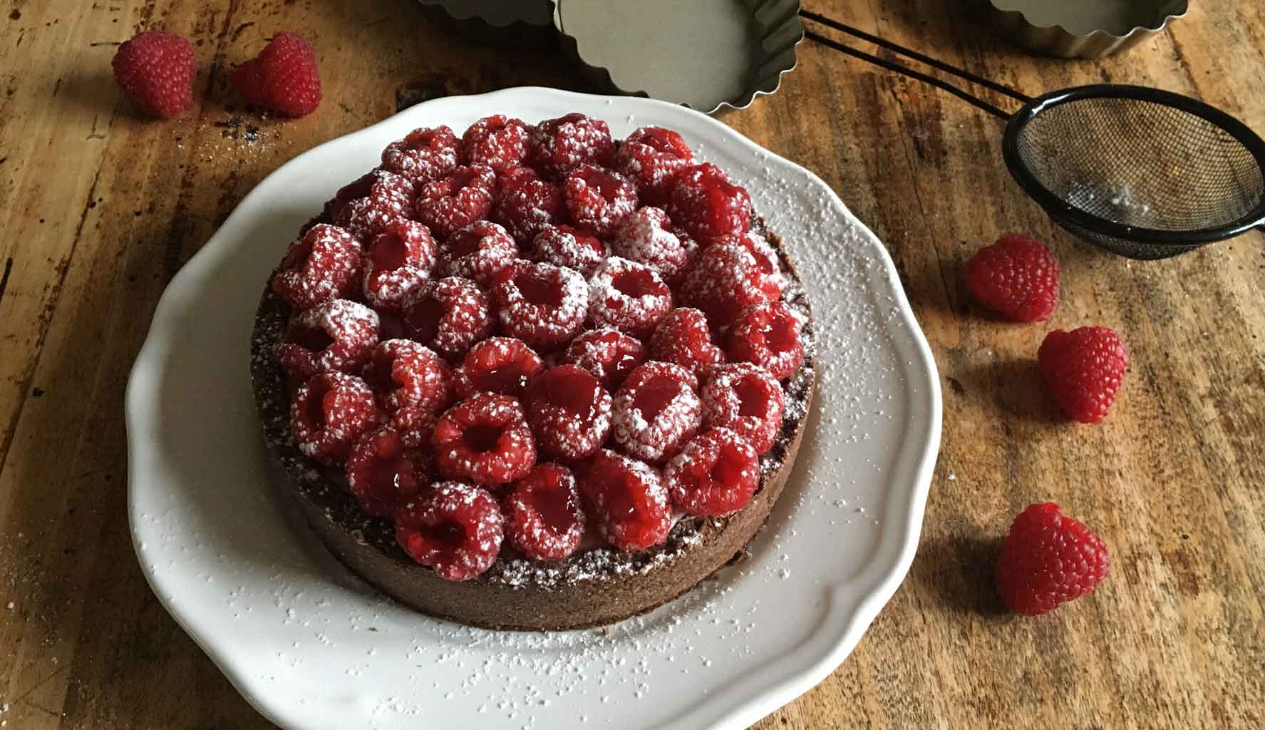 Crostata con nocciole e lamponi