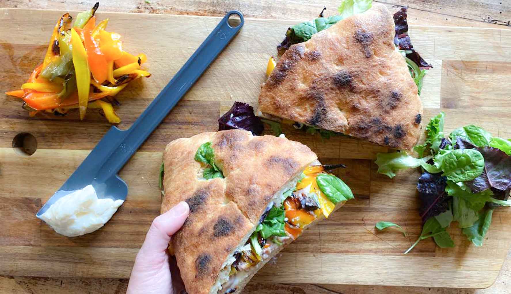 Focaccia farcita con salsiccia e verdure