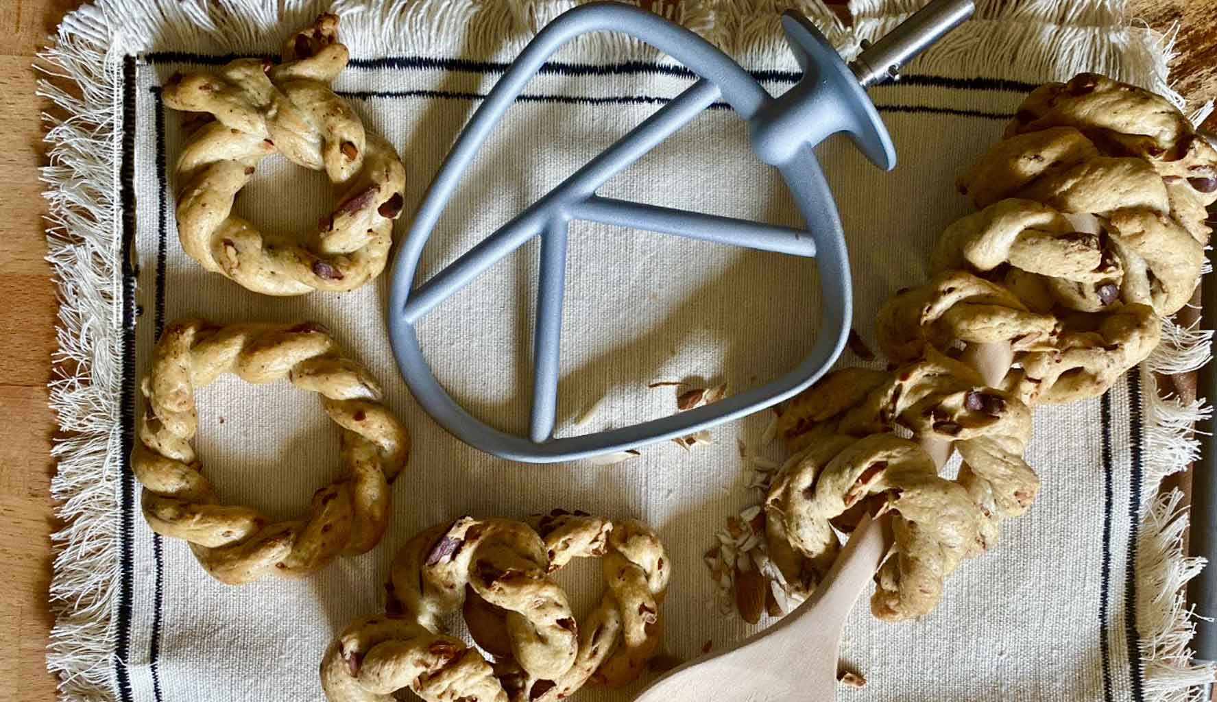 Taralli con mandorle e pepe nero