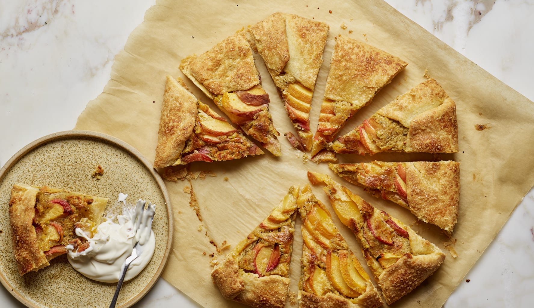 Galletta con pesche e pistacchi
