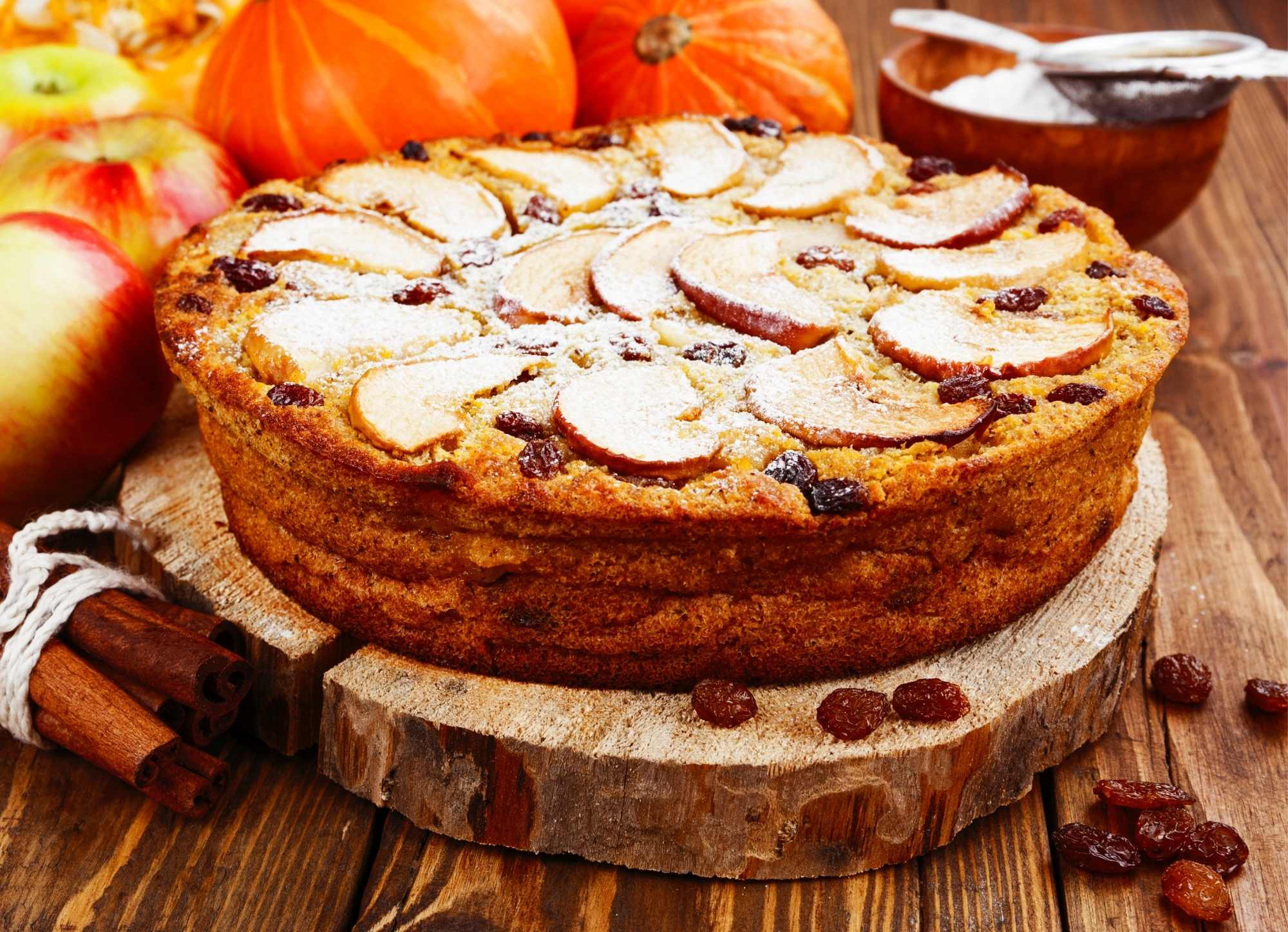 Torta con mele e uvetta