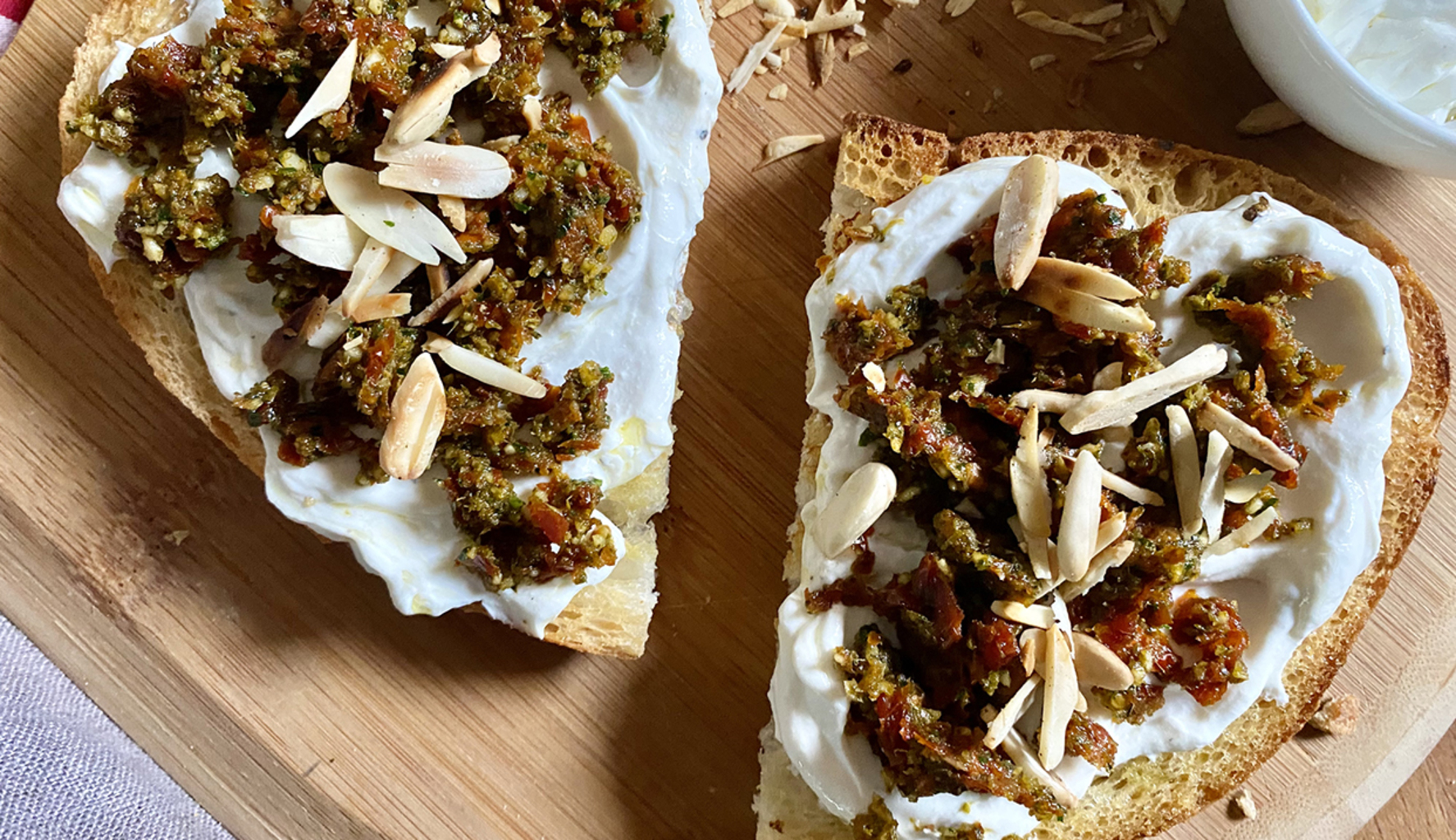 Bruschetta con pesto di pomodori secchi, mandorle e ricotta Kenwood Club