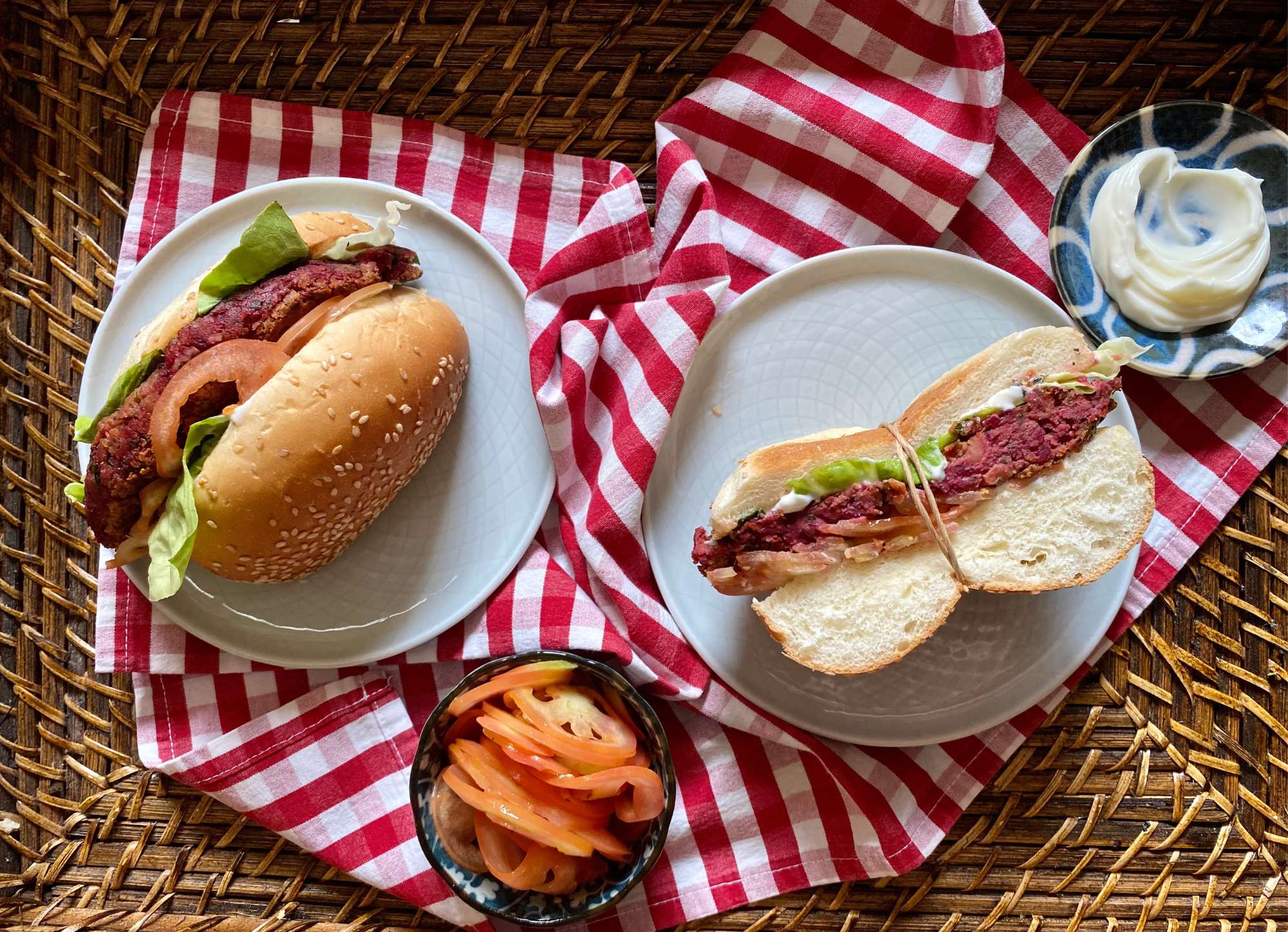 Veg-burger con ceci e barbabietola