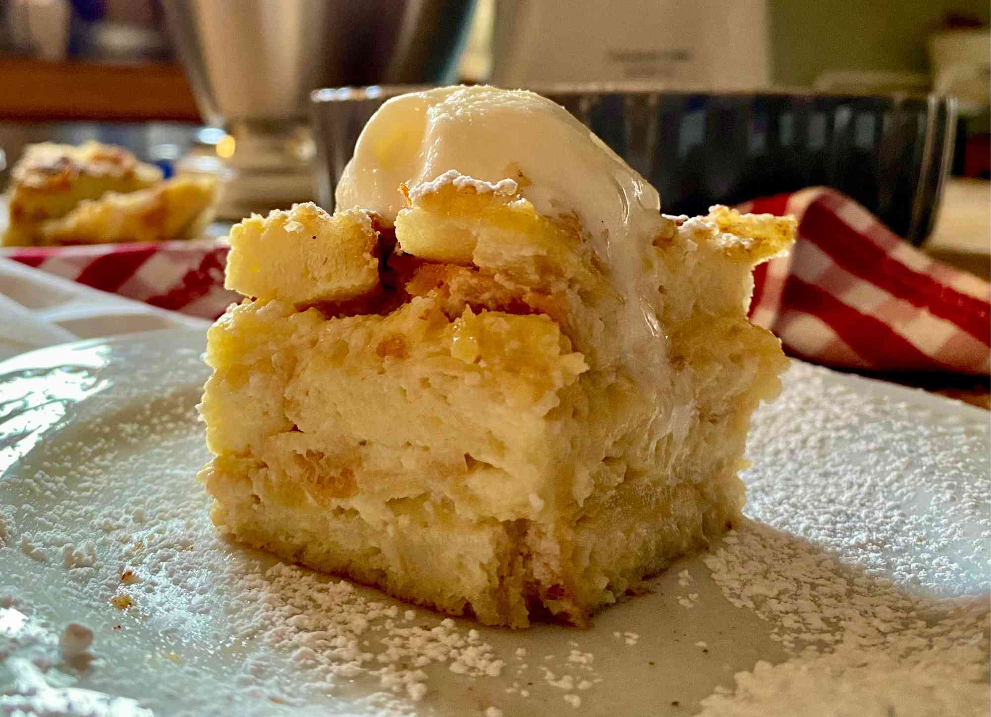 Torta di pane, mele e uvetta