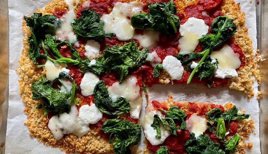 Sfoglia di pane con pomodoro, verdure e provolone