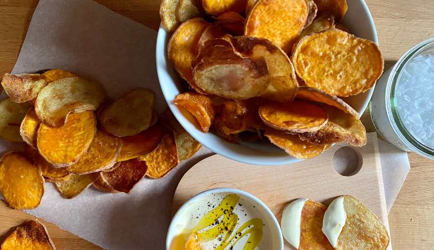 Chips di tuberi con crema piccante