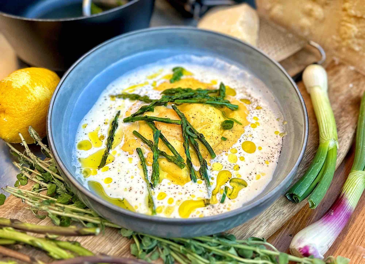 Raviolone ripieno di uovo con crema di parmigiano e asparagi Kenwood Club