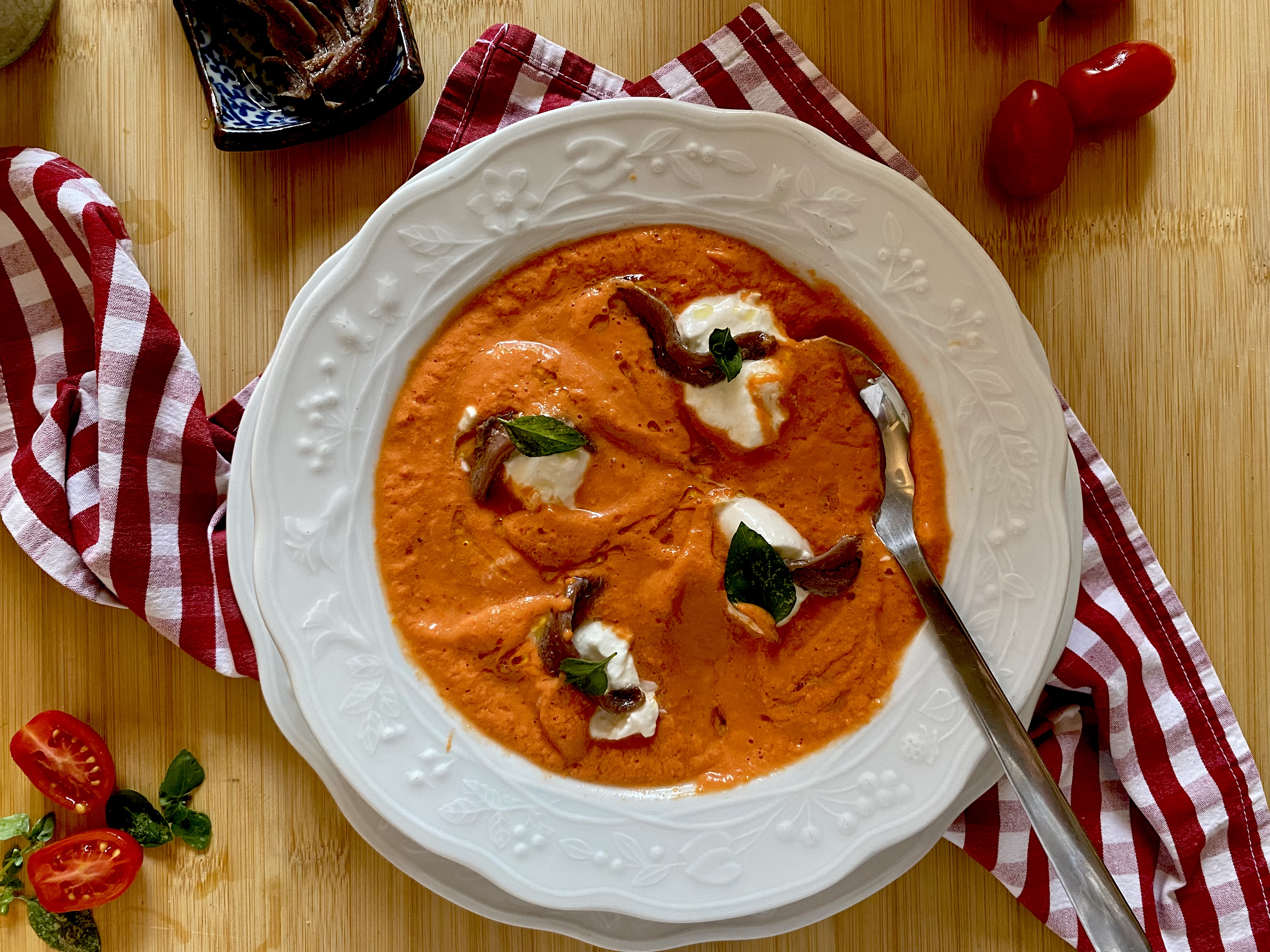 Crema fredda ai pomodorini con burrata e alici