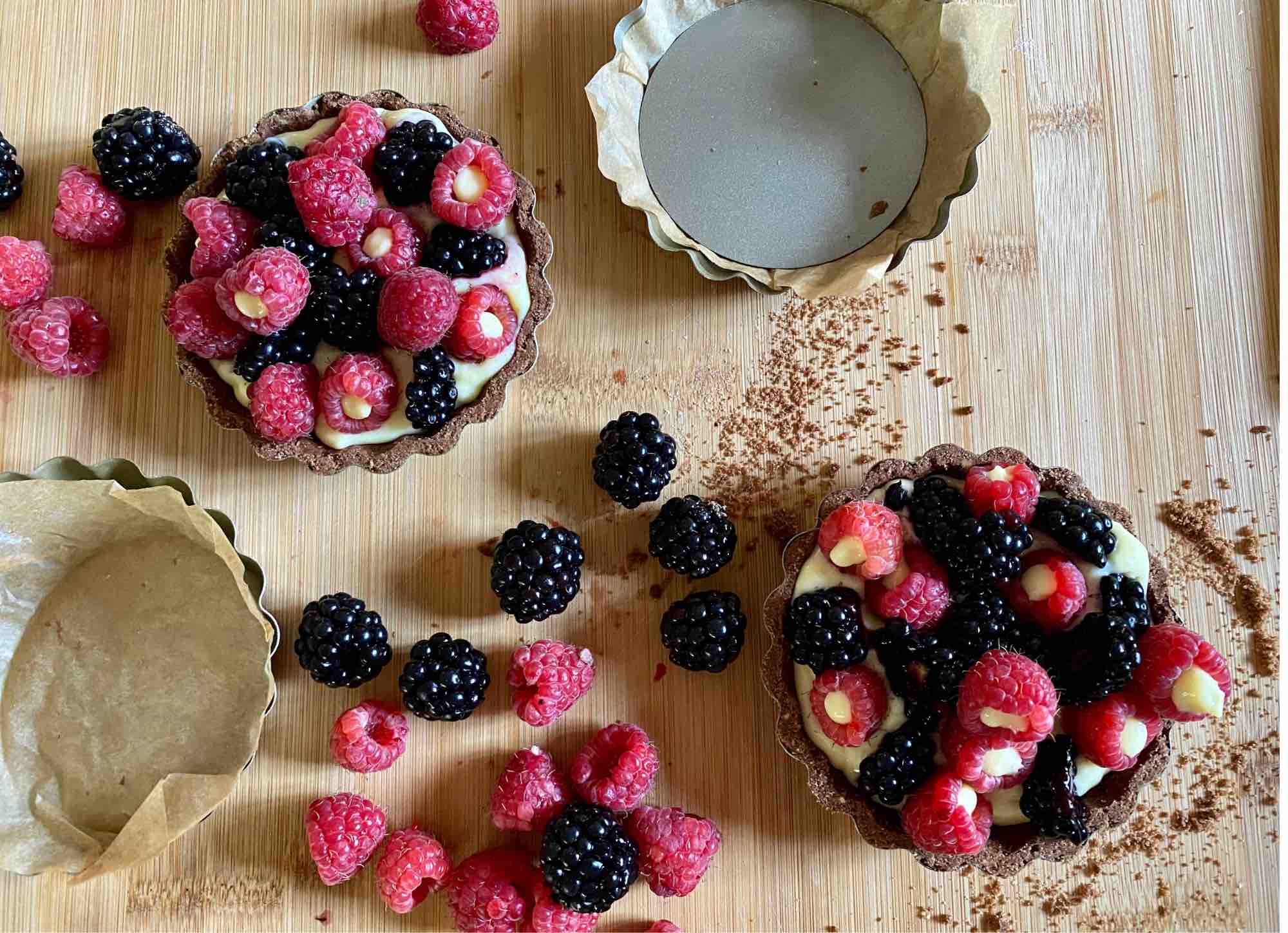 Crostatine al cacao con crema al cioccolato bianco e frutti di bosco