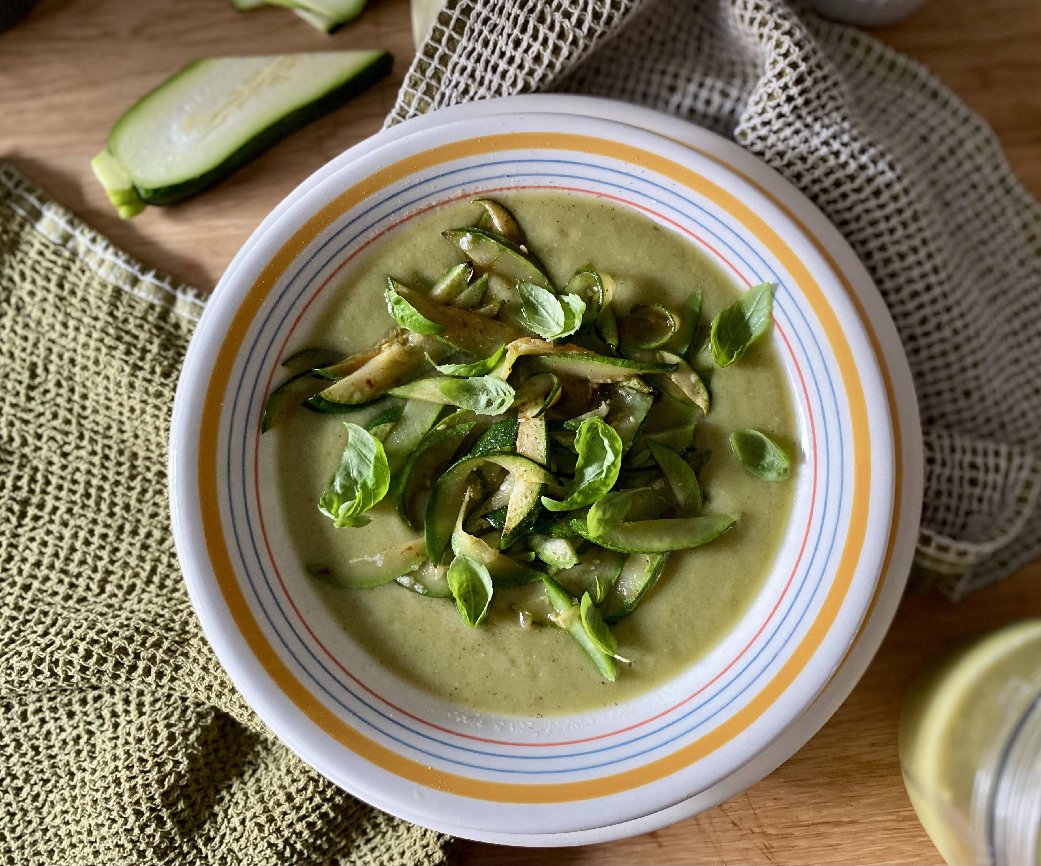 Crema di minestrone freddo con zucchine e basilico