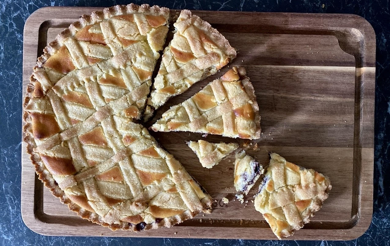 Crostata con farina di semola, mirtilli e ricotta