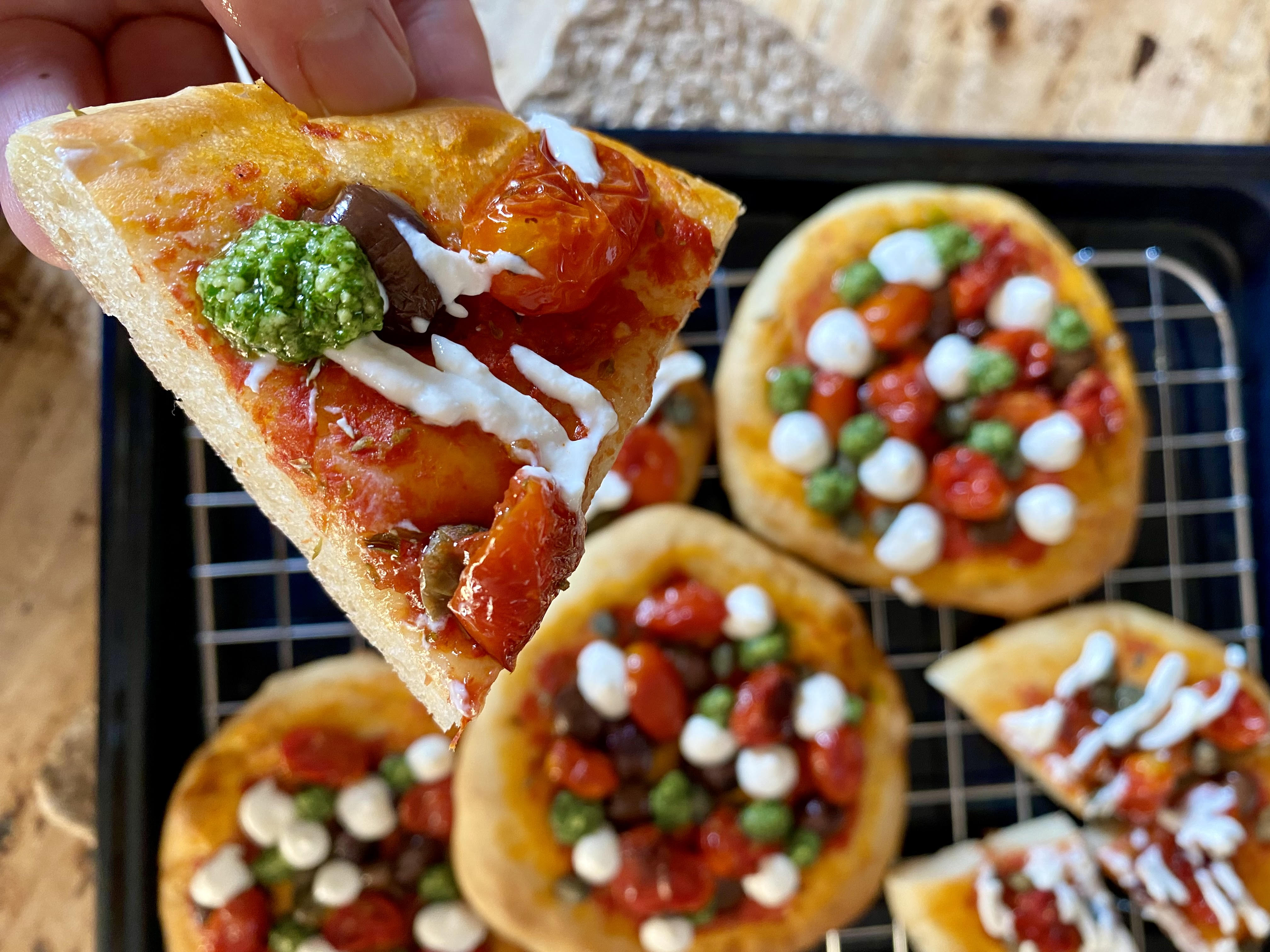 Pizzette morbide con pomodori, pesto e crema di formaggio