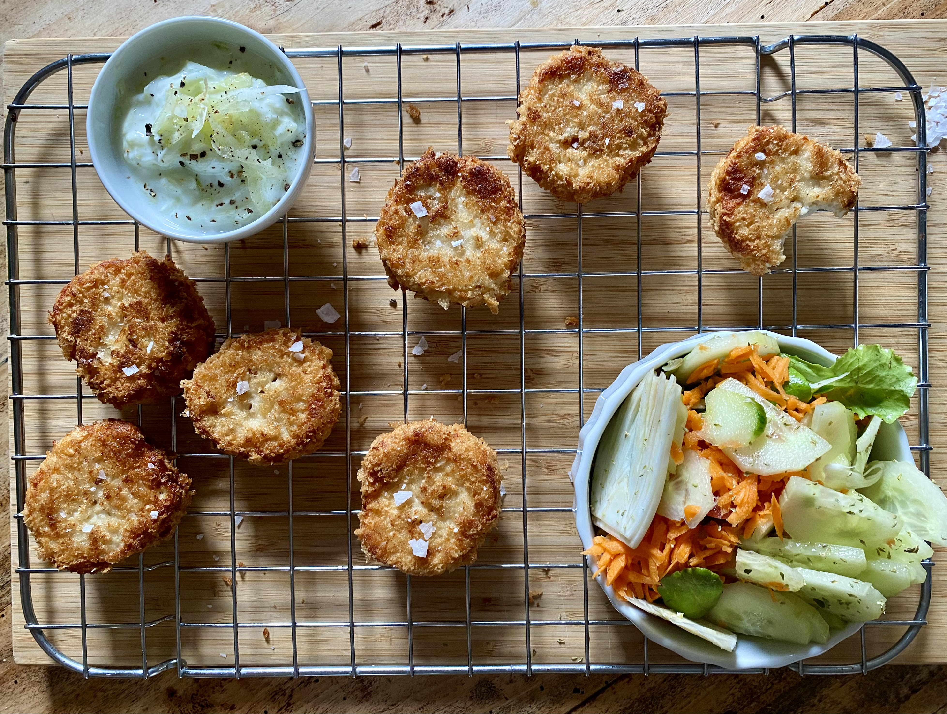 Nugget di pollo con insalata e Tzatziki