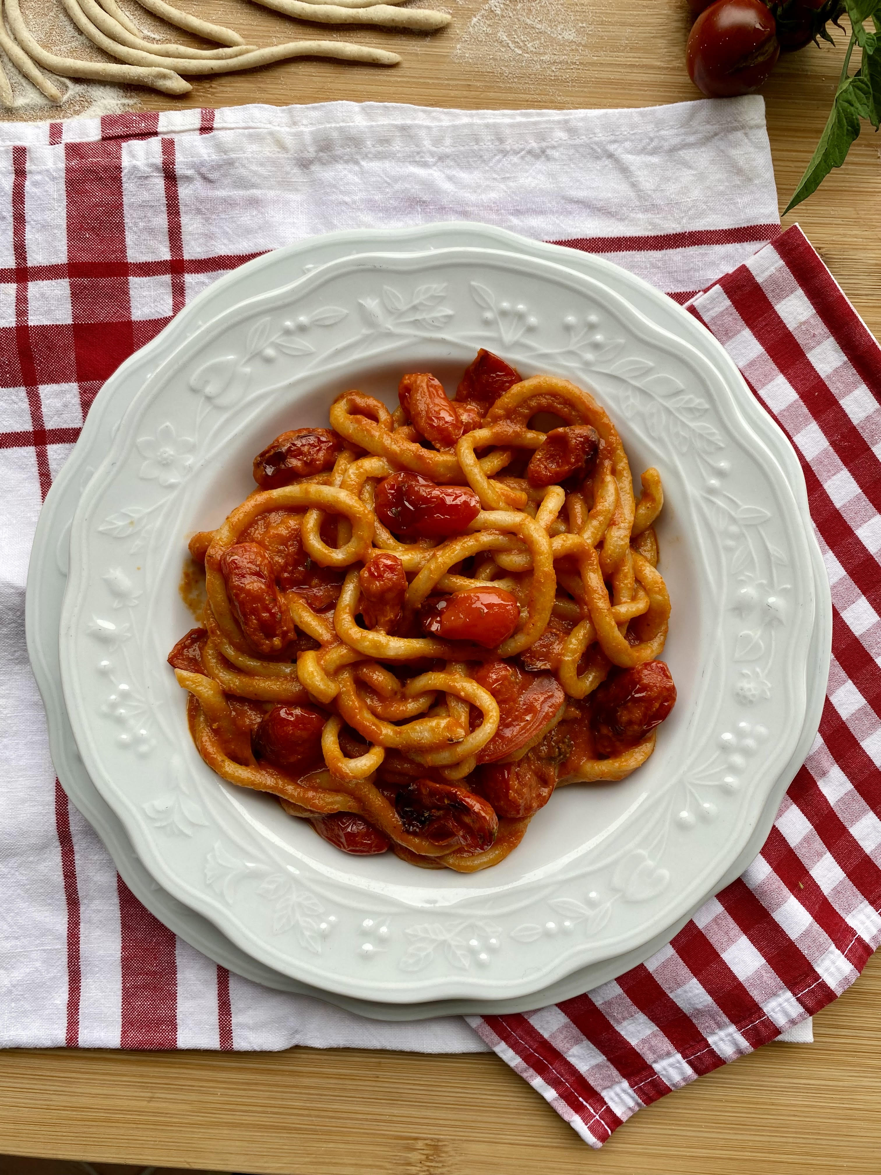 Pici con sugo di pomodorini al forno