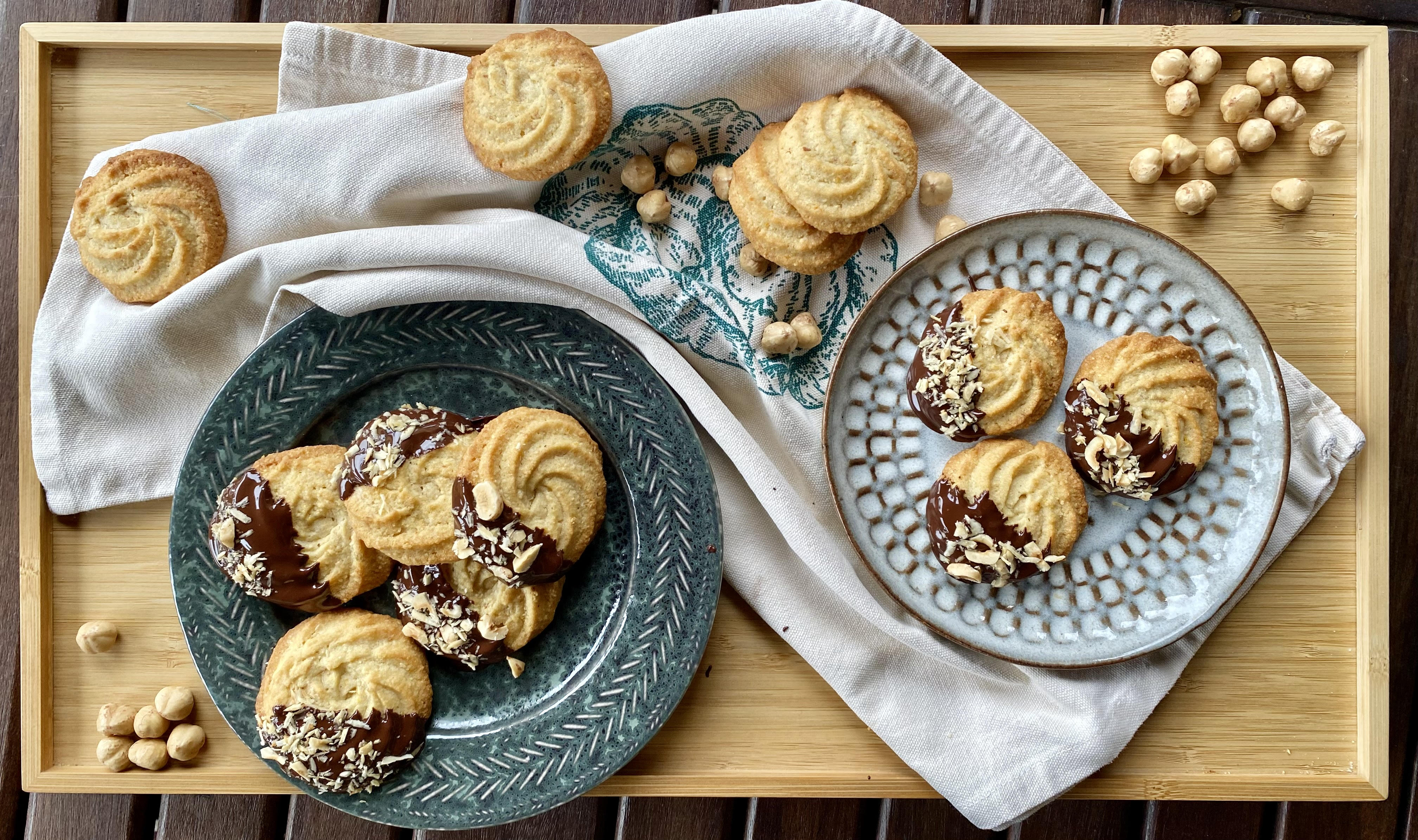 Biscotti alla frolla montata con nocciole