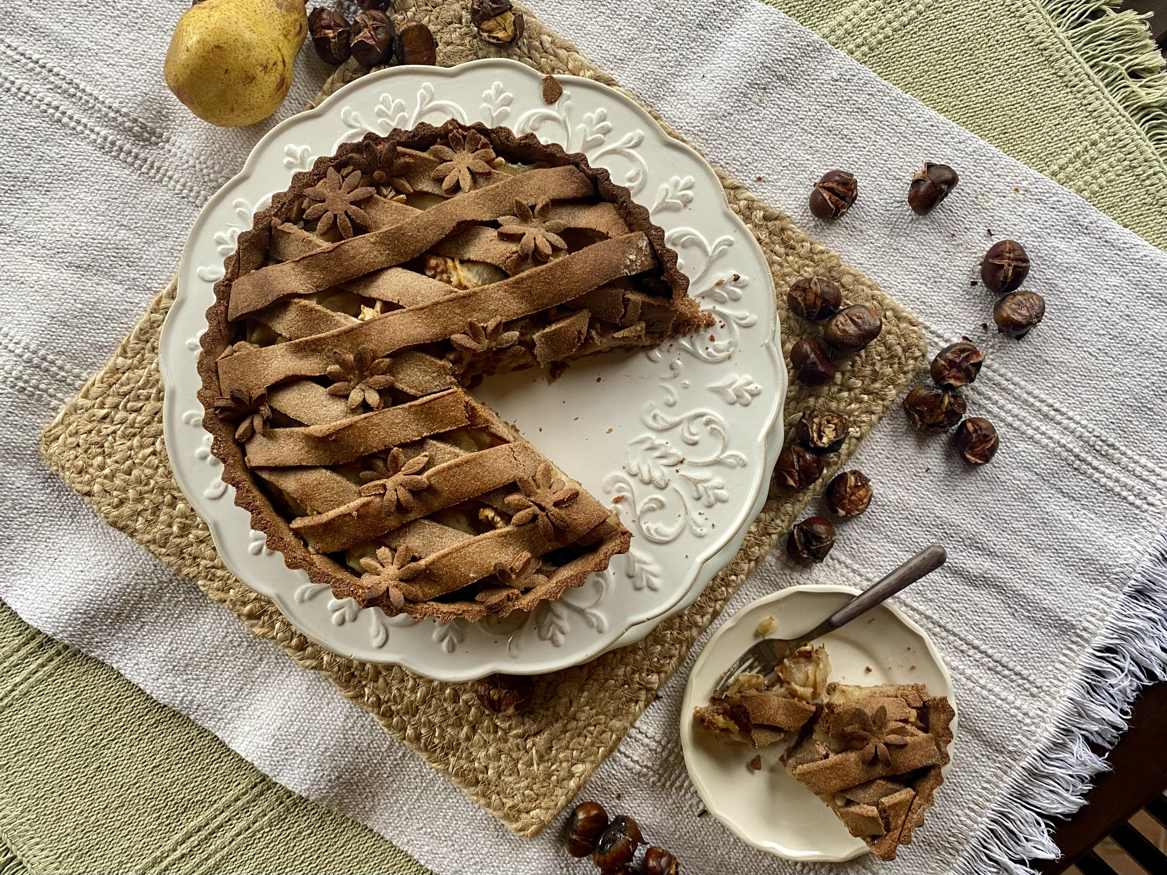 Crostata con farina di castagne, pere e noci