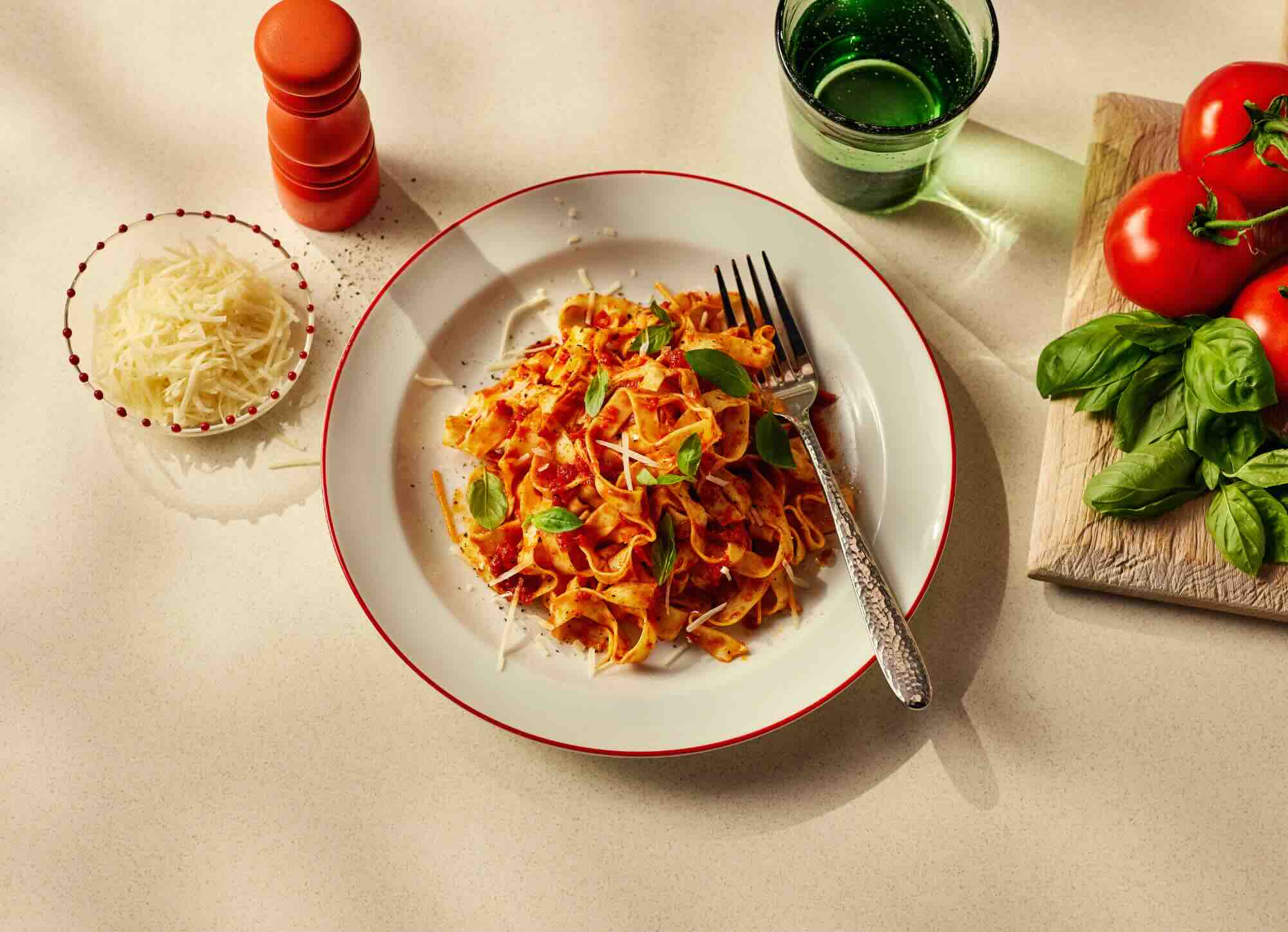 Tagliatelle con sugo al pomodoro e basilico